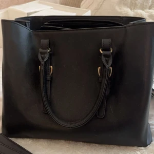 Väska - Svart väska, rymmer en del. Är i bra skick. 