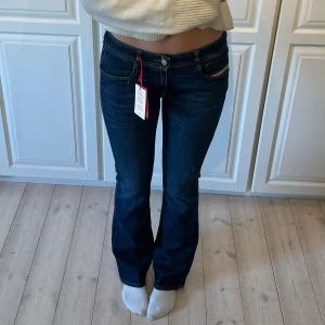Lågmidjade Jeans Diesel - Jättesnygga nyköpta jeans från Diesel, säljer då de tyvärr inte var i rätt storlek. Helt oanvända med alla lappar kvar💕 Storlek: W29/L32 Nypris: 1595kr   Ps. Säljer även ett par i storlek 30/32!
