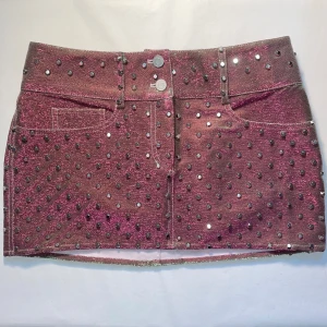 Skiftande minikjol - Jättesöt HELT NY kjol som skiftar i rosa/lila och grönt. Midjemått, raktöver: 37,5 cm