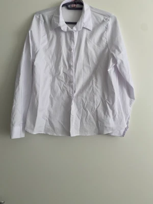 Vit skjorta  - Vit skjorta aldrig använd.