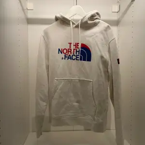 Knappt använd hoodie från The North Face som inte kommer till användning längre. Bra skick