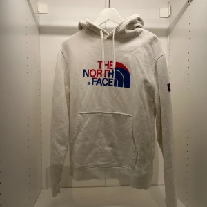North Face Hoodie - Knappt använd hoodie från The North Face som inte kommer till användning längre. Bra skick