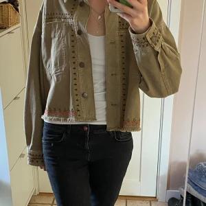 Grön jeans jacka  - Super skön och fin!💚