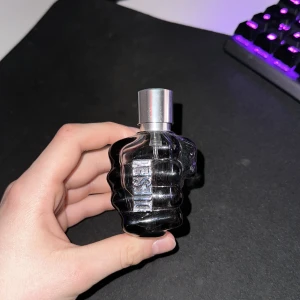 Diesel parfym - Hej! Jag säljer den hära härliga citrus doften, jag säljer den för att jag har bättre dofter. Den är perfekt till sommaren/våren. Skriv för mer bilder och priset kan diskuteras 😊 cirka 45 ml kvar 