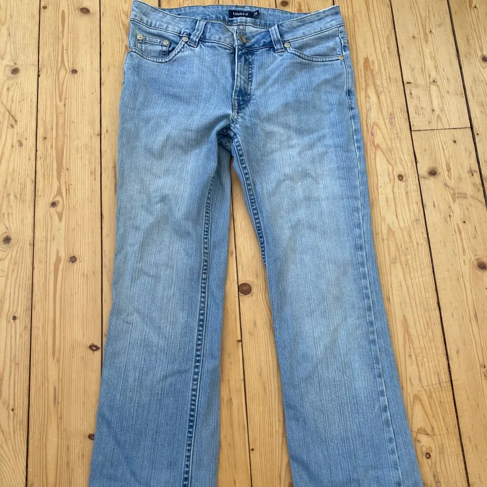 Säljer min mammas lågmidjade jeans från 2000-talet, de är i väldigt fint skick då de enbart har legat i en kartong i flera år. Säljer för att de tyvärr inte passar mig. 💞. Jeans & Byxor.