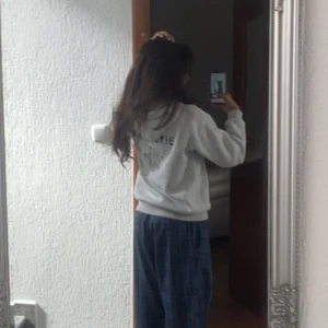 Hoodie  - Säljer den här väldigt fina hoodien från Gina original pris 249kr säljer för 200kr väldigt bra skick💘