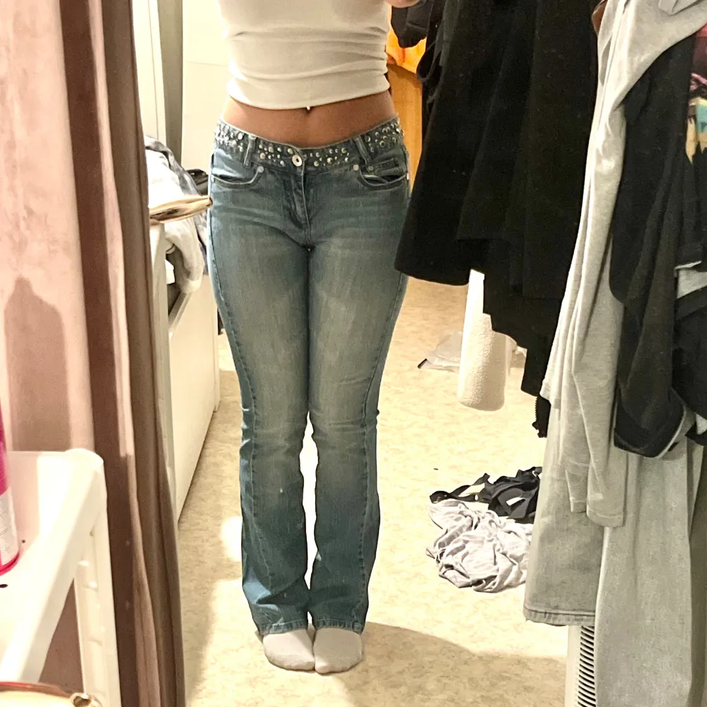 Super snygga midwaist Jeans med rhinestones 😻😻 jättesnygga och bekväma men för stora på mig (det är min kompis i bilden). Inga defekter. Använd gärna köp nu! . Jeans & Byxor.