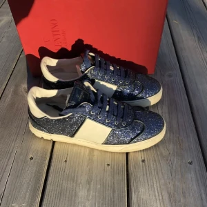 Valentino skor - Intressekoll vad jag kan få för mina ursnygga Valentino flycrews, en spik saknas 🩷