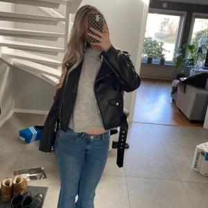 Skinnjacka - En superfin skinnjacka från zara💞 använd ett fåtal gånger och är i väldigt bra skick💕perfekt till våren. Jackan i modellen är väldigt tight så köpte jackan i L för att få en lite mer loose fit💕