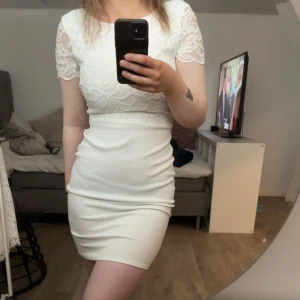 Vit klänning - Vit klänning från Nelly. Den är öppen i ryggen. Använd 1 gång 🌸