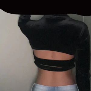 Svart topp - En kort svart topp från new yorker som täcker halsen, väldigt tight för mig och kommer inte heller till användning. Den är jätte fin på baksidan fast bh:n kan synas!  Endast testad ett par gånger och den är i bra skick🙌🏽 DM för frågor!💞