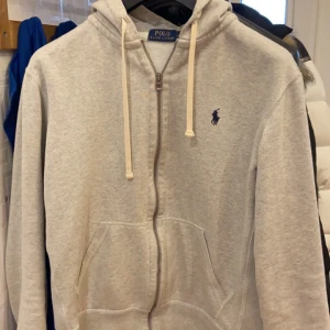 Polo Ralph Lauren Zip Hoodie - Säljer min Polo Ralph Lauren Zip hoodie, då den är för liten på mig. Bra skick och kan även fraktas. Endast Swish, utanför denna appen.
