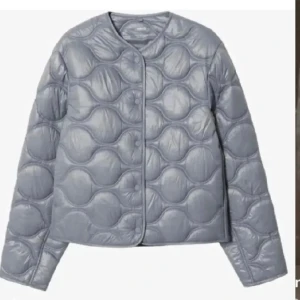 Mango jacka  - Säljer min trendiga snygga mango jacka i bra skick. As trendig å passar till allt! Fia det färgen 