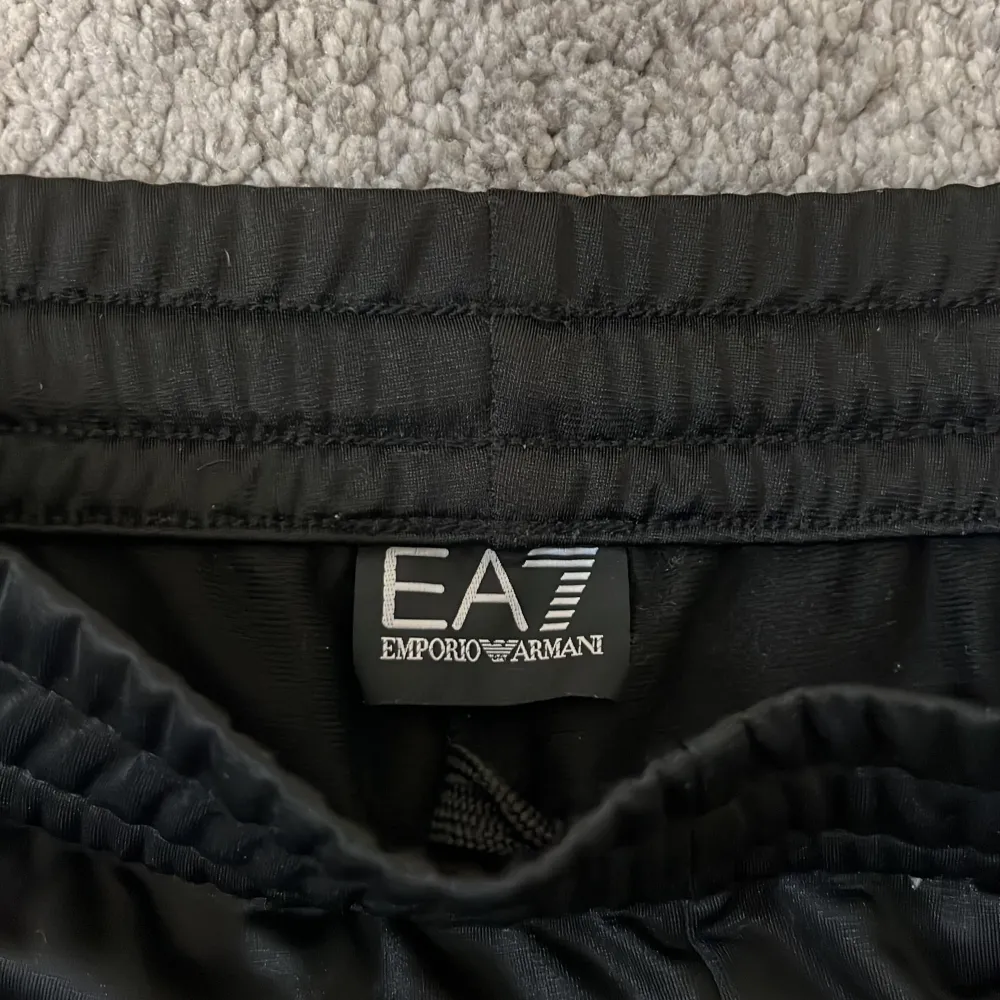 Säljer dessa EA7 mjukis byxor då de inte passar mig. De är i bra skick och är av ett väldigt mjukt material. . Jeans & Byxor.