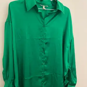grön skjorta ifrån hm, ganska lång i modellen. 