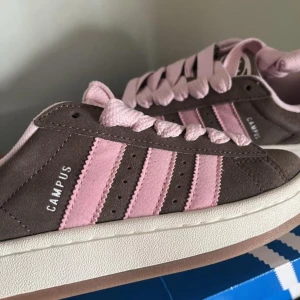 Adidas campus 00s Dust pink - Säljer nu dessa Campus skorna då dom tyvärr va för små på mig:( Dem är helt oanvända bara testade! Priset kan diskuteras vid snabb affär!