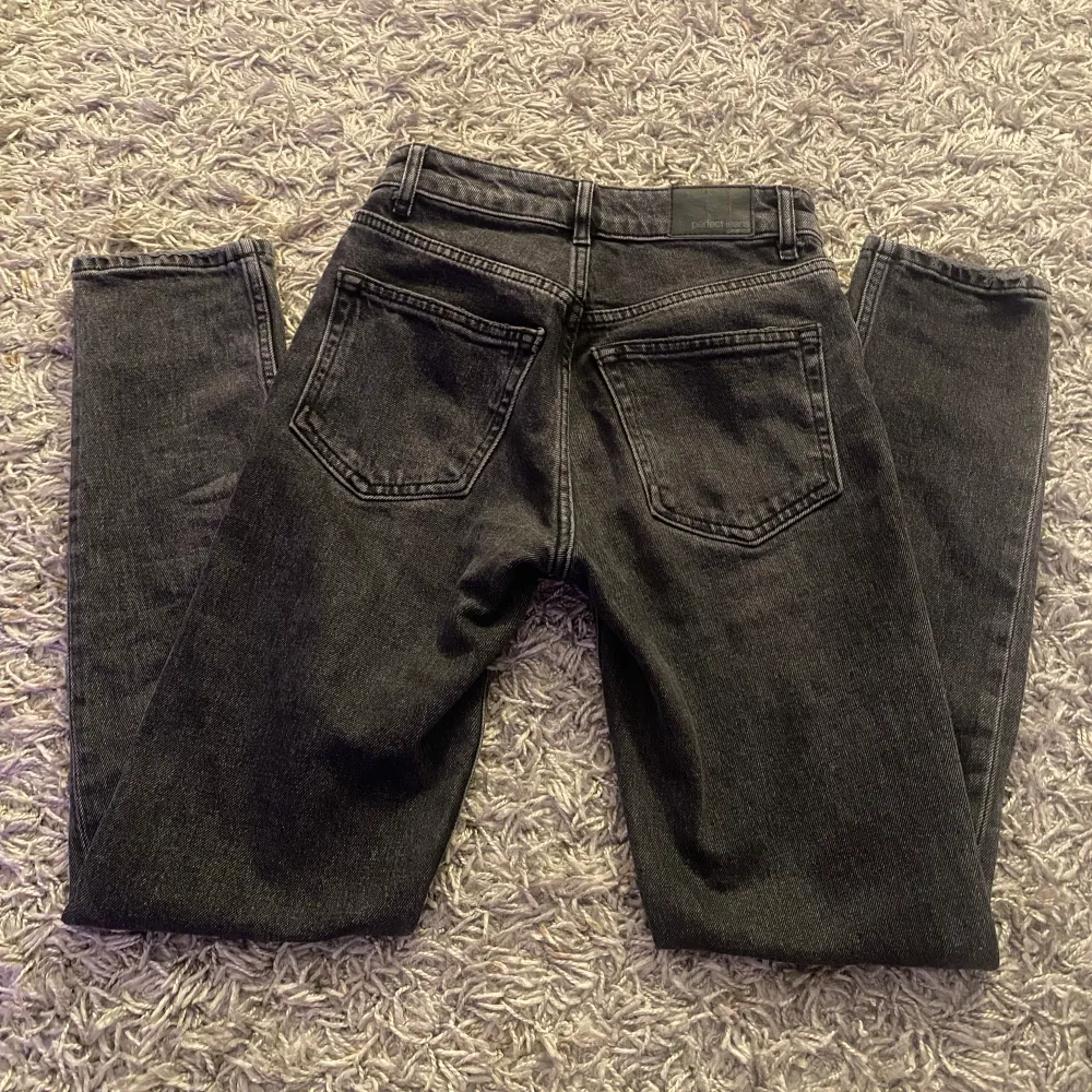 Säljer dessa jeans då de inte kommer till någon användning, nypris 499kr men jag säljer de för 215kr. Innerbens längd 70cm, längden tvärs över midjan är 30cm. Köpare står för frakten💗. Jeans & Byxor.