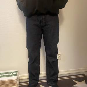 Hej säljer dessa Acne jeans i kollektionen blå konst. Byxorna är i herrmodell och är endast testade, är i ny skick. Nypris 2800kr! Skriv för frågor!🌟