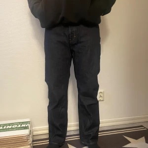 Acne studios jeans blå konst  - Hej säljer dessa Acne jeans i kollektionen blå konst. Byxorna är i herrmodell och är endast testade, är i ny skick. Nypris 2800kr! Skriv för frågor!🌟