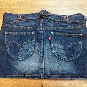 Levi’s minikjol - Gullig jeanskjol från levi’s. Storlek S/M. Kom priv för mer info💗pris kan diskuteras 