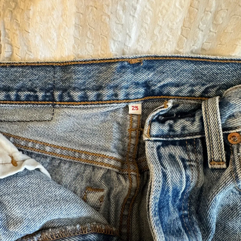Säljer min Levis jeanskjol lås den är för liten för mig:( storlek 25 skulle säga att den motsvarar ca xs eller 34. den perfekta tvätten o längden. Köpt för ca 7 år sen så vet ej modell. Nypris ca 600kr säljer för 180kr via ”köp nu”🩷. Kjolar.