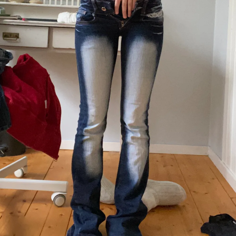 Galet snygga Crazy Age jeans i bootcut modell! Stretchiga i midjan. Tyvärr försmå för mig, därför säljer jag. Suuuper bra skick! Skriv om du vill ha fler bilder/ har frågor💋. Jeans & Byxor.