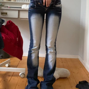 Lågmidjade bootcut Crazy Age jeans!! - Galet snygga Crazy Age jeans i bootcut modell! Stretchiga i midjan. Tyvärr försmå för mig, därför säljer jag. Suuuper bra skick! Skriv om du vill ha fler bilder/ har frågor💋