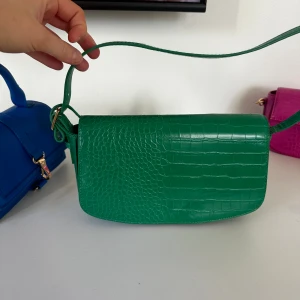 Väska - Väska som är sparsamt använd. Ser ut som nu både invändigt och utvändigt!  Köpt på newyorker för längesedan 🌸 