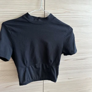 Topp nakd  - Säljer denna svarta topp med mech detaljer nertill superfin och endast använd en gång 🫶🏼
