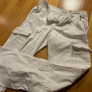 Lågmidjade Cargobyxor  - Låga cargobyxor från Zara i storlek 38, långa i benen (nedsydda) 