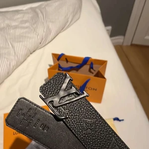 LV Initiales Leather Bälte - Hej, Säljer mitt Lv Initiales Leather Belt, använd 2 gånger! Då jag har byt stil och den kommer ej till användning! Den är som ny!  Nypris 6300kr Cond 10/10  All Orginalt medföljer!  Mitt pris 3500kr