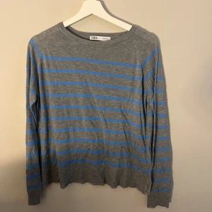 Stickad tröja ifrån zara  - Säljer min tröja ifrån zara då den inte används. Inköpt förra året och är sparsamt använd Skriv vid frågor eller intresse💗