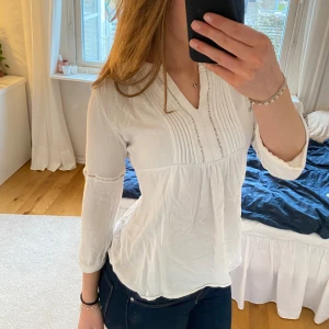 Vit Blus - Säljer denna gulliga blusen från Esprit. Den har gått upp en söm på ena armen som ni kan se på sista bilden men annars är den i bra skick. Skriv om ni har funderingar.❤️