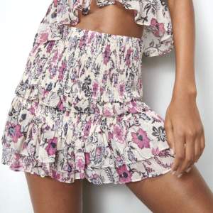 Sååå fin kjol som är perfekt till sommaren. Slutsåld i storlek S. Säljer för 250kr+fralt!🩷 BUD JUST NU PÅ 410kr!