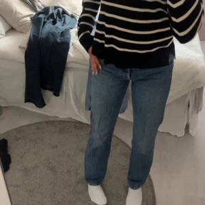 Zara jeans  - Mid waist jeans från zara i storlek 36, jag är 166 och dom är långa på mig💗