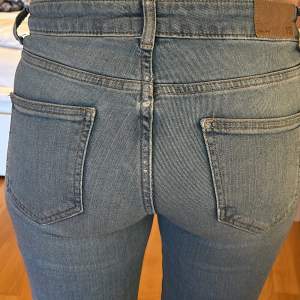 bra skick. Köpte för typ 1 år sedan. Jag har jätte många jeans så dom sitter typ å ”ruttnar” i garderoben. Dock är dom jättefina. Skriv priv för mera bilder ❤️❤️