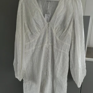 Studentklänning - Denna så fina klänning från bubbelroom. Perfekt till studenten, oanvänd med prislapp kvar.