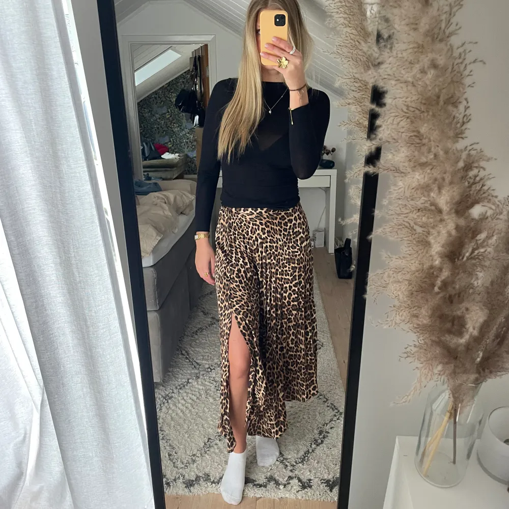 Super trendig leopard långkjol från zara. Gammal kollektion så helt slutsåld. Har gått några trådar (se sista bild) men inget man ser på avstånd. . Kjolar.