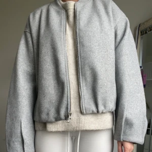Vårjacka - ‼️Slutsåld‼️ Knappt använd, alltså i nyskick! Köpt i storlek XL för att den inte skulle vara kort, jag är vanligtvis storlek xs/s💌