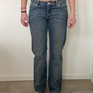 Lågmidjade jeans - Jag säljer mina lågmidjade jeans som tyvärr inte kommer till användning längre. Sparsamt använda och inga defekter. Använd gärna köp nu💓