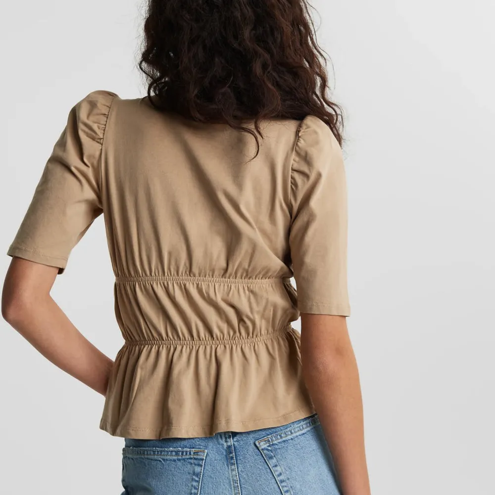 Superfin unik topp i lite mörkare beige, helt slutsåld, knappt använd!!!. Puserot.