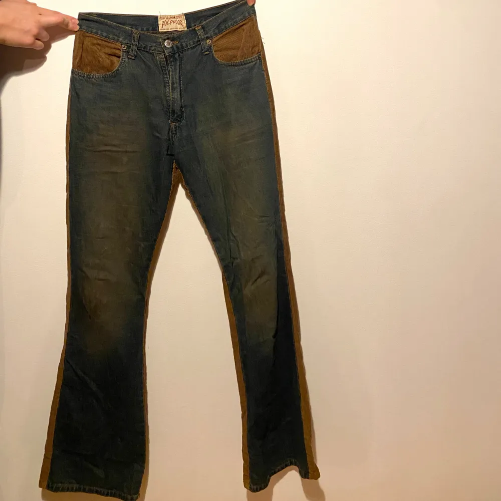 Säljer dessa unika bootcut jeans med brun manchester. Från märket Rockwood. Köpta i Paris för 700kr. De är i gott skick och säljer pga att de inte passar längre. Säljer billigt!. Jeans & Byxor.