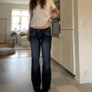 Lågmidjade jeans - Lågmidjade jeans men coolt mönster vid fickorna. Omsydda till lågmidjat