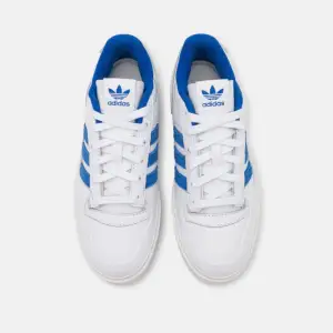 Vita addidas sneakers med blåa detaljer ( FORUM BONEGA)💓Säljer då jag har andra skor jag använder mer! Kom privat för bilder💞Nypris: 1 195kr