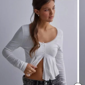 Säljer detta snygga topp - Helt ny bara testar från Nelly jag köpte den för cr 300kr skriv för egna bilder 