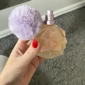 Ariana Grande  - Parfym från Ariana Grandes märke, nästan helt full! 🫶🏼