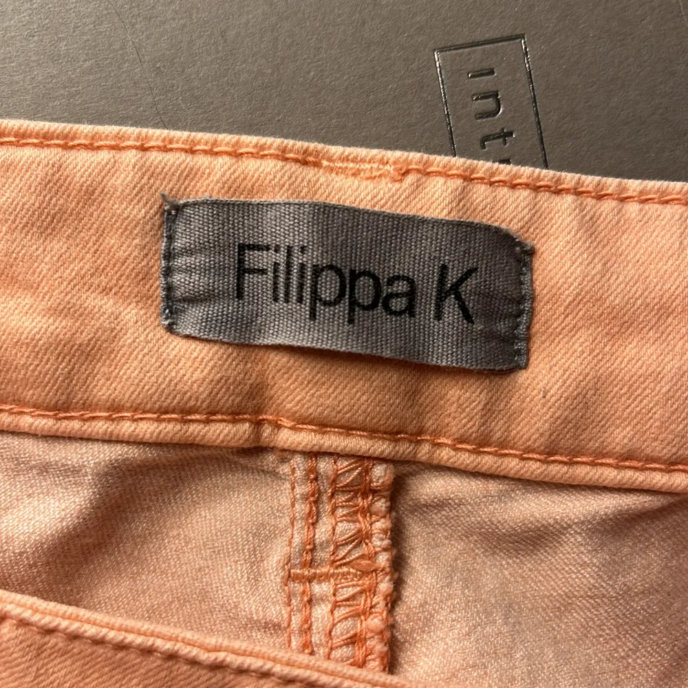 Säljer dessa lågmidjade rosa jeans från Filippa K 🩷 Storlek S, jag är 165cm! Pris kan diskuteras 🩷. Jeans & Byxor.