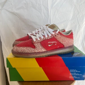 Nike SB Dunk low Stingwater Magic Mushroom - Tjena säljer ett par Nike Sb dunk low stingwater magic mushroom. Skick:5/10 ganska använda. Storlek: 42 Boxen och extra snören följer såklart med. Har kvitto Om du har några frågor, funderingar eller vill ha fler bilder är de bara att skriva till mig