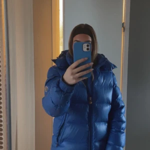 Moncler maya puffer - Storlek 2 ( medium), bra skick bara använd några gånger, köpt från NK 