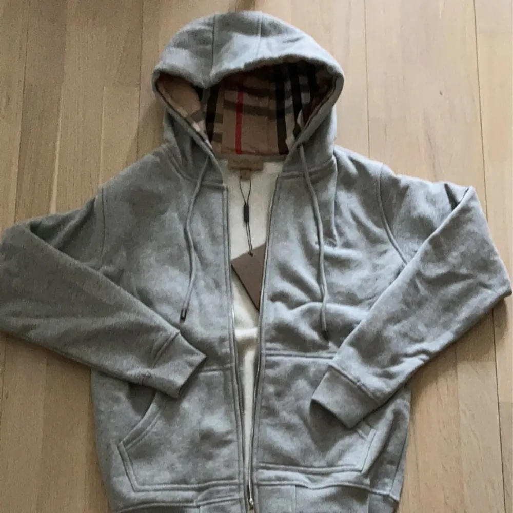Hej! Säljer en grå burberry hoodie 1;1 aldrig använd o helt ny, taggar med kommer i köp. 10/10 i kvalité, hör av er för eventuella frågor eller om ni vill ha mer bilder . Hoodies.